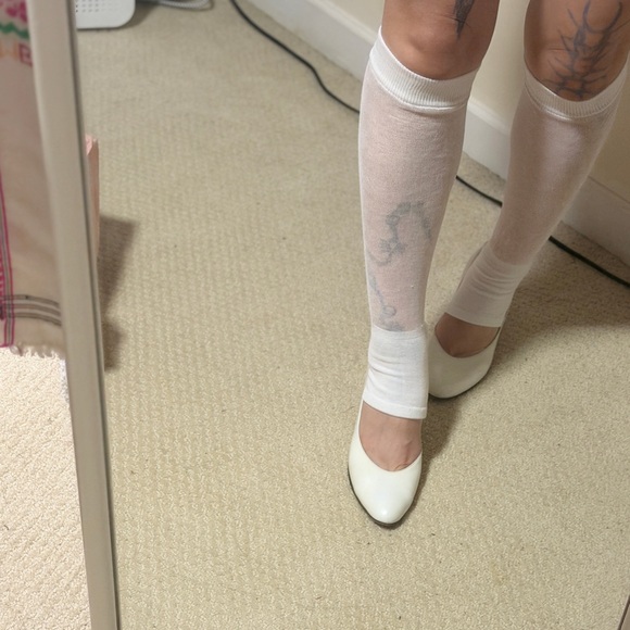 Vintage 90s Salvatore Ferragamo White Leather Pumps - Picture 6 of 11